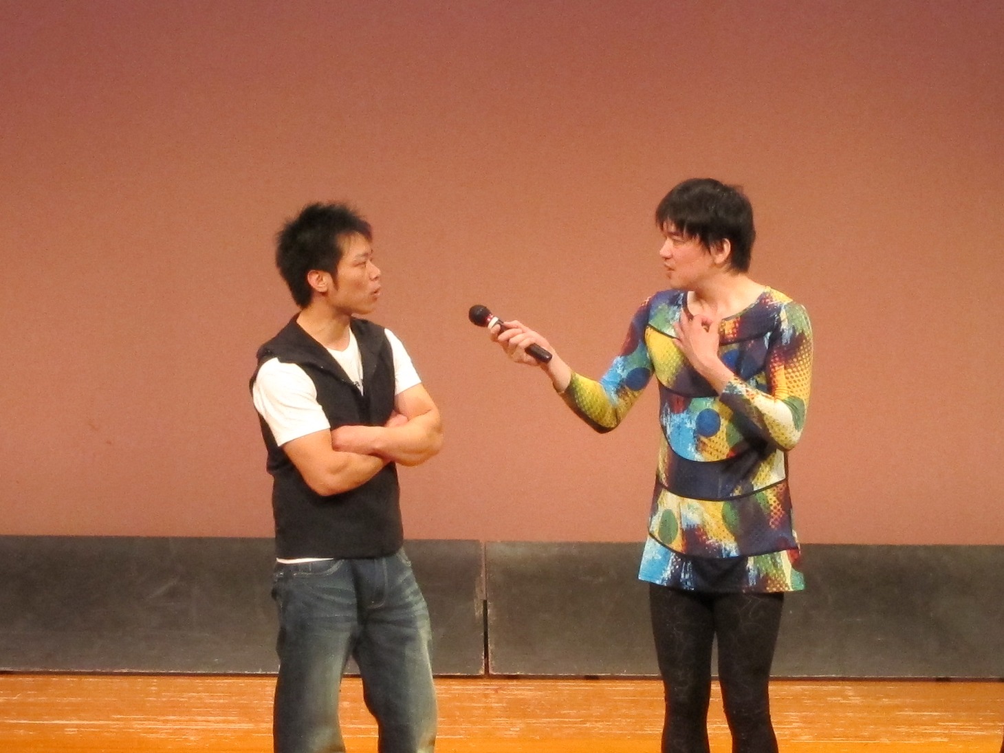 東京・野方区民ホールにて行われた「祝 ツインカム解散10周年コントライブ『BETA』」。出演・島根さだよし、スペシャルゲスト・森永秀康で、ファンには懐かしいネタと新ネタを披露した。