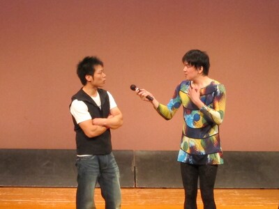 東京・野方区民ホールにて行われた「祝 ツインカム解散10周年コントライブ『BETA』」。出演・島根さだよし、スペシャルゲスト・森永秀康で、ファンには懐かしいネタと新ネタを披露した。