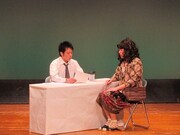 コント「鈴木優子」。金を借りに来る女性（島根）の対応にイライラする従業員（森永）。10年ぶりに披露されたこのコントに会場からは割れんばかりの拍手が沸き起こった。