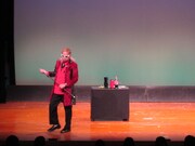 笑魔術師のハマック柳田。とぼけたキャラクターだがそのマジックには会場から拍手喝采。