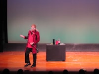 笑魔術師のハマック柳田。とぼけたキャラクターだがそのマジックには会場から拍手喝采。