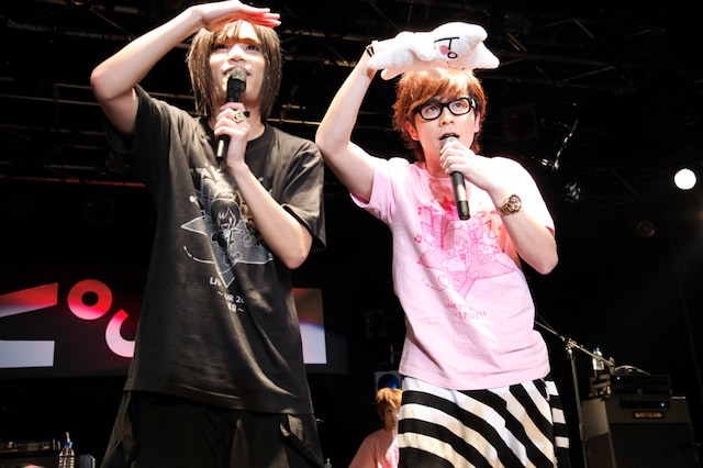 ピコの初全国ツアー「ピコ LIVE TOUR 2011 ～1PIKO～」初日にサプライズ登場したオリエンタルラジオ藤森。話題のチャラ芸“合いの手”と「桜音」のコラボが実現した。