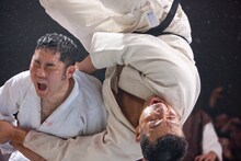 熱血スポ根ドラマ「つぶやき三四郎～一本なう！～」で主演を務めるキングオブコメディ今野（左）。(c)D.N. ドリームパートナーズ / NTT ドコモ