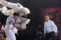 「つぶやき三四郎～一本なう！～」の一場面。(c)D.N. ドリームパートナーズ / NTT ドコモ