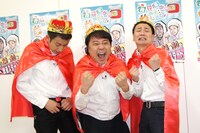 フォトセッションの一場面。「ギリギリのポーズ」をカメラマンに要求され、股間を気にし続ける坪倉（左）。