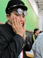 問4のお題「東大生がやっても面白いギャグ、どんなギャグ？」の発表から認定まで体を張って「芸人2」を盛り上げた東京大学卒業のよしもとクリエイティブ・エージェンシー社員・内田弦。