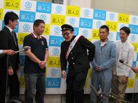 「芸人2　問4結果発表」の様子。「虎視眈眈と腰トントン 虎視眈眈と腰トントン」を発表した「着回しアイテム」、「人妻でもいいんだけどな～」を発表した「カントリー・ムーマ」の2名が市民芸人「芸人2」として認定された。