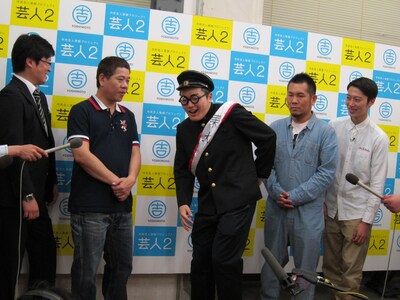 「芸人2　問4結果発表」の様子。「虎視眈眈と腰トントン 虎視眈眈と腰トントン」を発表した「着回しアイテム」、「人妻でもいいんだけどな～」を発表した「カントリー・ムーマ」の2名が市民芸人「芸人2」として認定された。