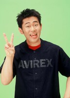 Sweet Liciousの新曲「My Heart ～キミに届けたい～ feat. JUN from CLIFF EDGE」のミュージッククリップに、カフェのマスター役で出演しているビビる大木。