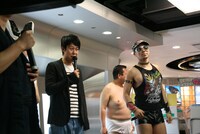 大阪・タワーレコード難波店 4Fイベントスペースにて行われた、ビッグポルノ第2弾シングル「La buffo」（ラ・ブフォ）発売記念イベントの様子。(c)吉本興業