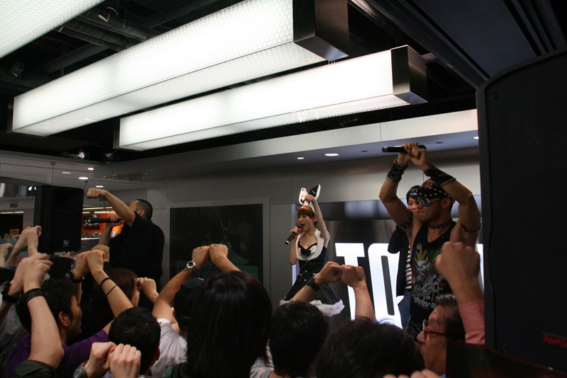 大阪・タワーレコード難波店 4Fイベントスペースにて行われた、ビッグポルノ第2弾シングル「La buffo」（ラ・ブフォ）発売記念イベントの様子。(c)吉本興業