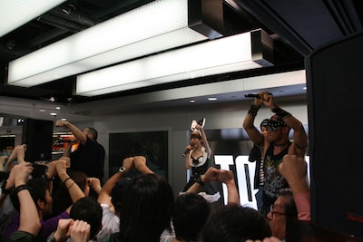 大阪・タワーレコード難波店 4Fイベントスペースにて行われた、ビッグポルノ第2弾シングル「La buffo」（ラ・ブフォ）発売記念イベントの様子。(c)吉本興業