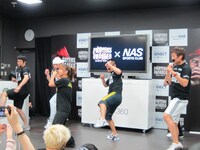 スポーツクラブのNASと日本マイクロソフトが共同で開発した世界初のファイティング系エクササイズ「フィットネス・ファイターズ アンケージ」を芸人たちが体験。