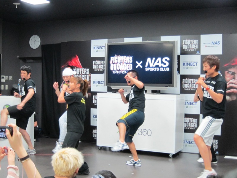 スポーツクラブのNASと日本マイクロソフトが共同で開発した世界初のファイティング系エクササイズ「フィットネス・ファイターズ アンケージ」を芸人たちが体験。