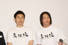 ボウリングの腕前を生かした「チャリティボウリング大会」を開催しているマギー審司（左）。右は狩野英孝。