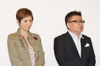 「笑いを明日への生きる力に」と語った生島ヒロシ（右）は自身も被災者。秋野暢子（左）は「なにかお役に立つことがあれば」と本ライブへの出演を快諾した。