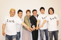 サンドウィッチマンプレゼンツ「東北魂チャリティーライブ」に先駆けて行われた会見に出席した、サンドウィッチマン、秋野暢子、生島ヒロシ、マギー審司、狩野英孝（左から）。