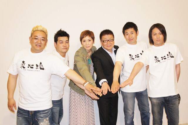 サンドウィッチマンプレゼンツ「東北魂チャリティーライブ」に先駆けて行われた会見に出席した、サンドウィッチマン、秋野暢子、生島ヒロシ、マギー審司、狩野英孝（左から）。