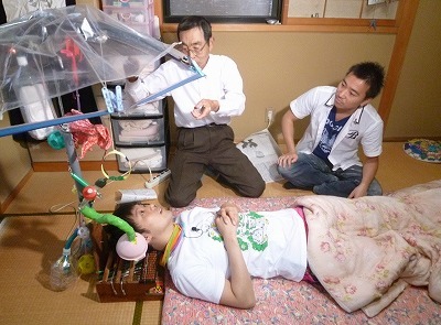 不慣れなロケにも懸命に挑戦。(c)KTV