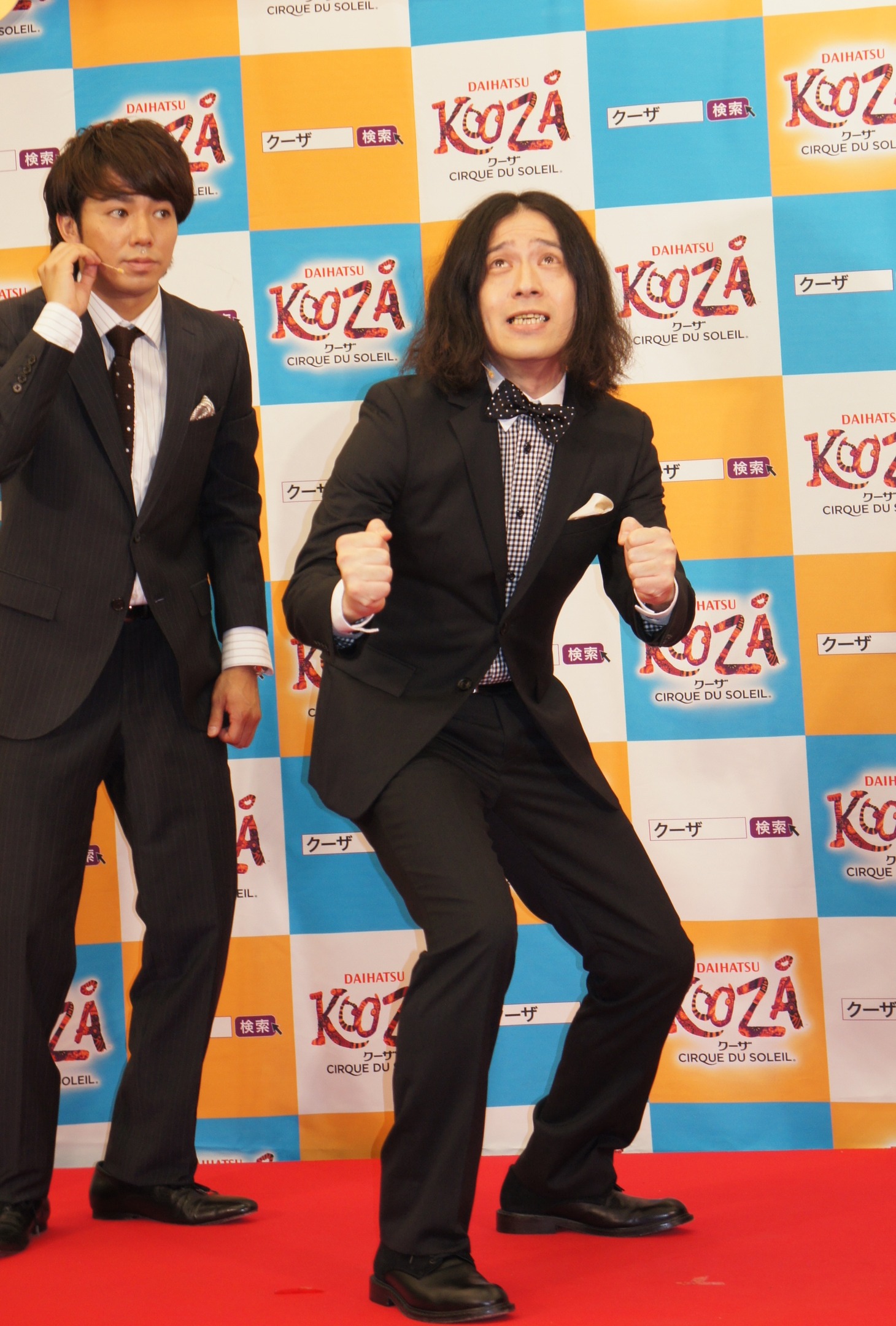 気合いを入れるピース又吉（右）。