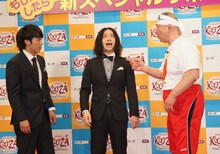 「気合いだー！」のレクチャーを受けるピース又吉（中央）。