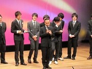 三拍子・高倉が打ち上げの場所を発表したことを謝罪するHi-Hi・岩崎。某歌舞伎俳優の謝罪会見を真似たがまったく似ていなかったため、流れ星・瀧上が謝ることに。無謀にも瀧上も同じモノマネを披露しようとした。