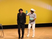 トップリードのコント。若き会社社長と掃除のおばさん。はしゃぐ掃除のおばさんに終始会場は爆笑だったが、巧妙な展開に感嘆も。