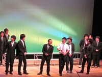 29位から16位に選ばれたメンバーは、罰ゲームがないことに安堵。