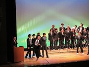 下位グループから抜け出した関が全身で喜びを表現する様子。