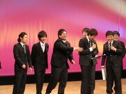 多くの芸人が前へ前へとボケたオープニング。三拍子も「面白いボケするなよ」と相方にツッコむなど会場を沸かせた。