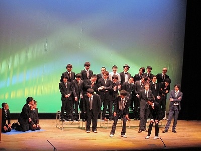 ワースト3となったキャン×キャンとななめ45°下池は舞台上で正座。「泣かないだけ褒めろ」と粋がる場面も。