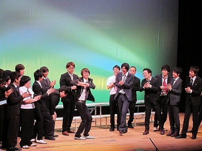 なかのZERO小ホールにて行われたイベントライブ「FKD48 2nd LIVE～躍動～ 総選挙＆春の新ネタ祭り」。総選挙の結果見事センターに選ばれた磁石・永沢はドラマ「マルモのおきて」のダンスを披露。