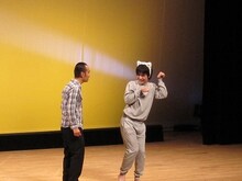 かもめんたるのコント。ケータイを失くして困っている男性の前に現れたのは……。