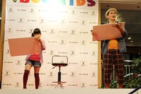 記憶力対決を行う10歳の“天才キッズ”（左）とますだおかだ岡田（右）。対決に見事勝利したキッズは「絵を浮かべて、物語を作って、くっつけて覚える」と記憶のコツを明かした。