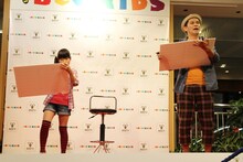 記憶力対決を行う10歳の“天才キッズ”（左）とますだおかだ岡田（右）。対決に見事勝利したキッズは「絵を浮かべて、物語を作って、くっつけて覚える」と記憶のコツを明かした。