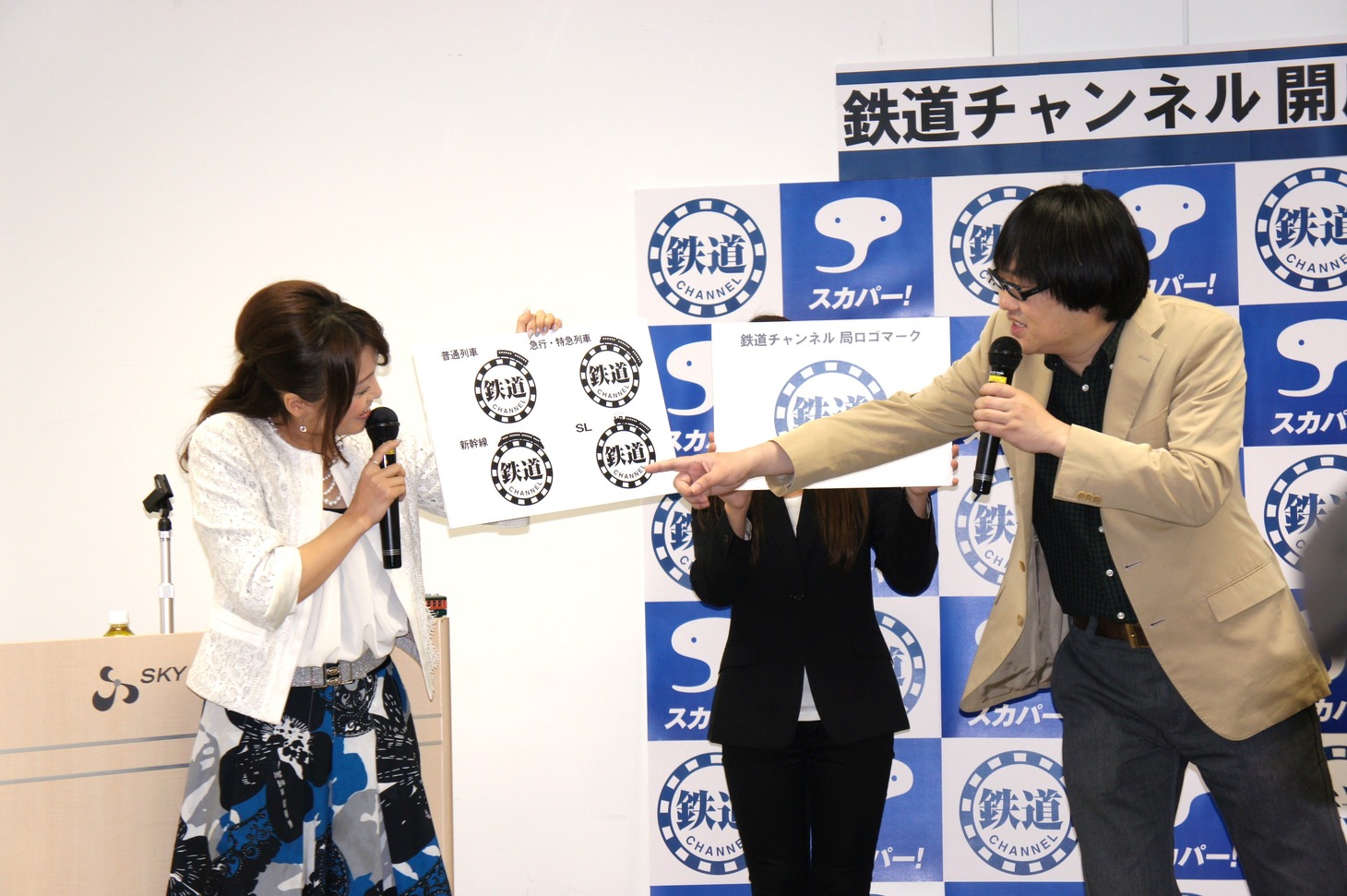 ロゴマークのバリエーションの豊富さに、六角（右端）と吉川は「JR九州っぽい」と大盛り上がり。