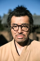 松本人志監督映画「さや侍」で野見隆明が演じる主人公・野見勘十郎。彼の装着しているめがねが「『野見勘十郎』めがね」だ。