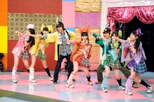 ももいろクローバーZを全力で応援するおぎやはぎ矢作（左から3人目）とオードリー若林（右から3人目）。(c)テレビ東京