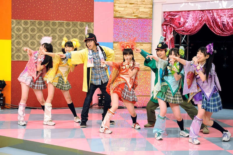 ももいろクローバーZを全力で応援するおぎやはぎ矢作(左から3人目)とオードリー若林(右から3人目)。(c)テレビ東京