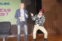 森川教授（左）に要請され、オリラジのネタ「武勇伝」をやることになった藤森（右）。