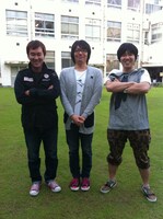 5月31日（火）から6月5日（日）まで東京・神保町花月にて上演される舞台「ブッタ」の主演ロシアンモンキーと、演出の犬の心・押見（中央）。(c)吉本興業