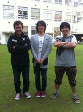 5月31日（火）から6月5日（日）まで東京・神保町花月にて上演される舞台「ブッタ」の主演ロシアンモンキーと、演出の犬の心・押見（中央）。(c)吉本興業