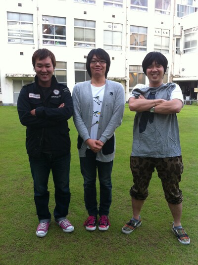 5月31日（火）から6月5日（日）まで東京・神保町花月にて上演される舞台「ブッタ」の主演ロシアンモンキーと、演出の犬の心・押見（中央）。(c)吉本興業