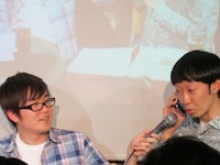 オススメアプリ「妄想電話」のやり方を実演する大水。慣れた様子で相手の女の子のセリフに1人で返事をしている。