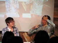 面白い話で締めようとしたが出てこず、おかしなポーズで悩む大水。「出るの？ その顔で」と飛永は不安そうに尋ねていた。