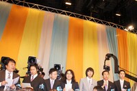 記者席の最後列に並んでいた、我が家、ロッチ、はんにゃの「ホメノビ」メンバー。後藤のプライベートを徹底的に暴露していた。