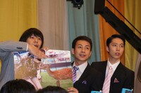 彼女が映っている写真を公開する「ホメノビ」メンバー。目の部分にだけ黒い線が入っている。