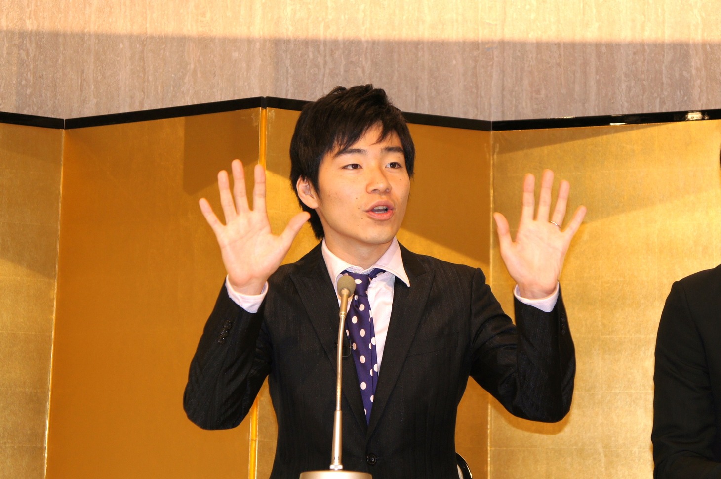 入籍日を「（自分も妻も）両方とも後藤になる（後藤の「ご」＝5が並ぶ）ので5月5日にした」と語った後藤。しかし会見では、これが後付けの理由であったことが明らかとなった。