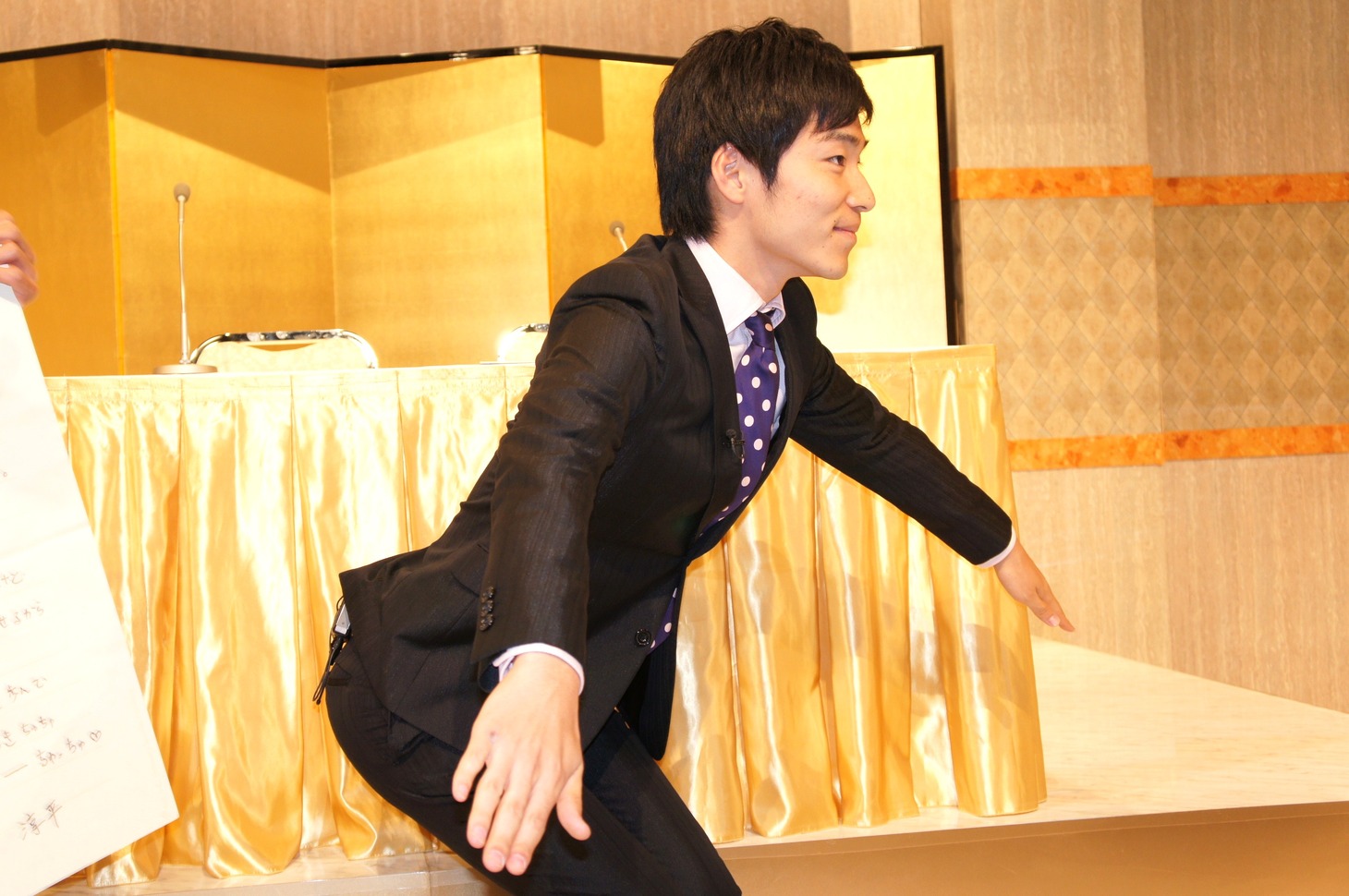 記者に要求され、しぶしぶ「新婚ギャグ」を披露した後藤。
