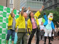 「食べて応援しよう！東日本野菜フェア」に登場した三瓶、ぴっかり高木といしいそうたろう。「福島県、がんばろうー！」と大きな声を丸の内に響かせた。